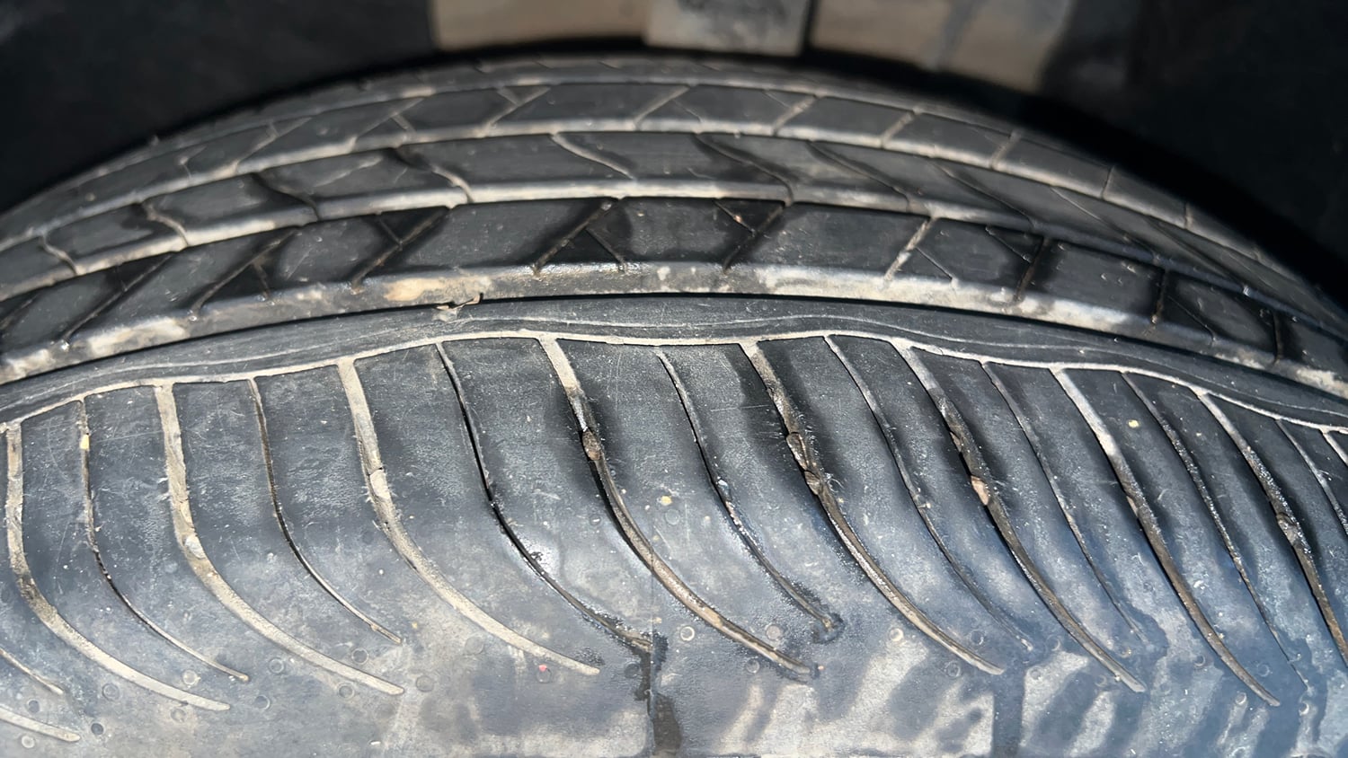 Used 2023 Mahindra XUV700 AX 3 Diesel MT 7 STR Diesel Manual tyres LEFT FRONT TYRE TREAD VIEW