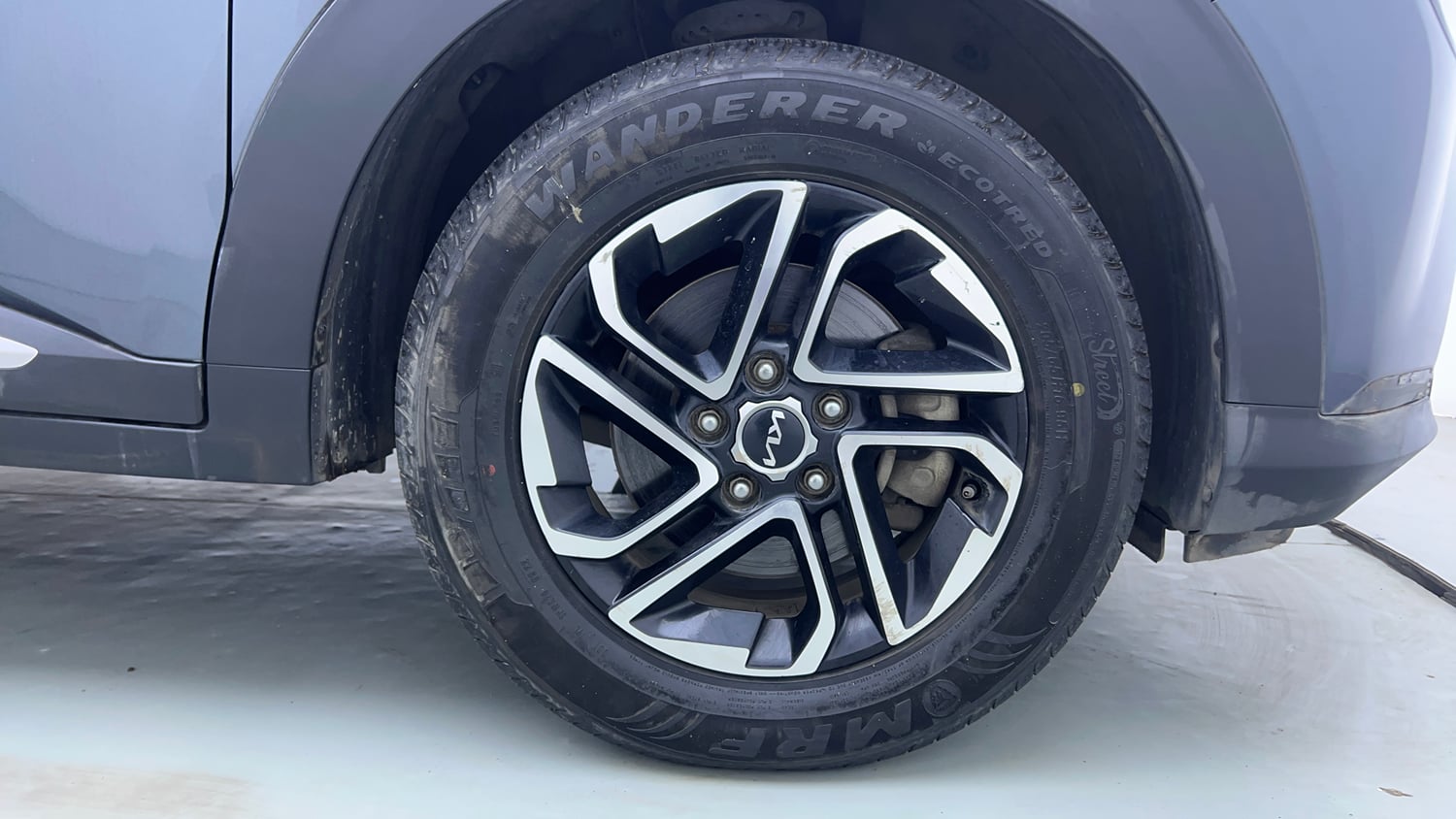 Used 2022 Kia Carens Luxury 1.4 Petrol 7 STR Petrol Manual tyres RIGHT FRONT TYRE RIM VIEW
