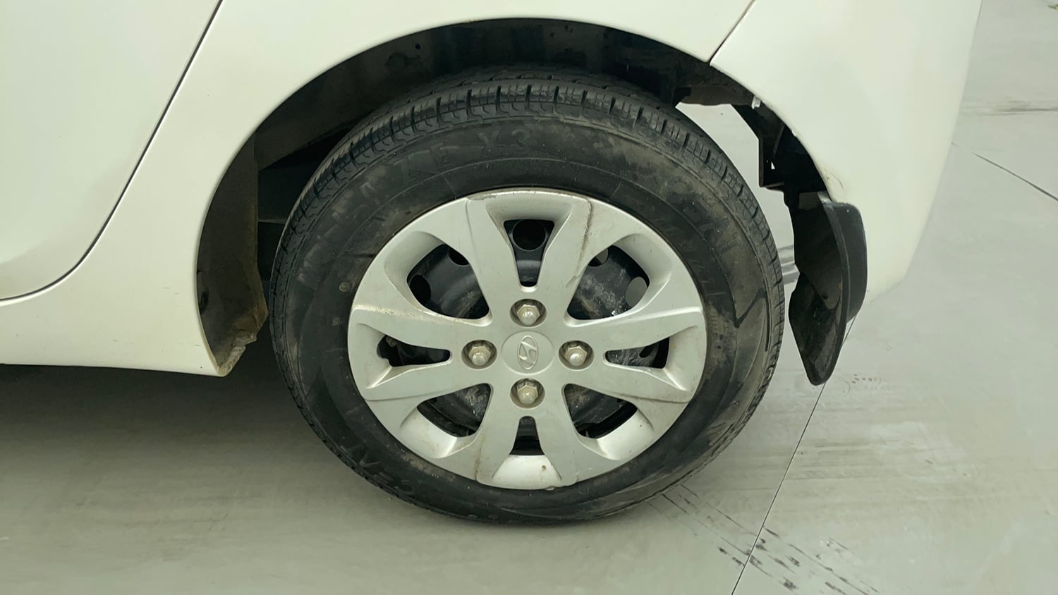 Used 2015 Hyundai Eon Magna + Petrol Manual tyres LEFT REAR TYRE RIM VIEW