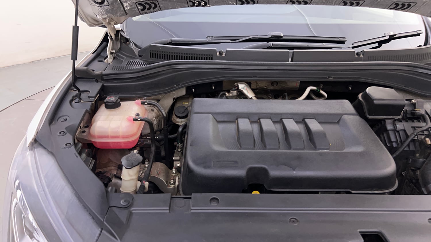 Used 2022 Mahindra XUV700 AX 5 Diesel AT 7 STR Diesel Automatic engine ENGINE RIGHT SIDE HINGE & APRON VIEW