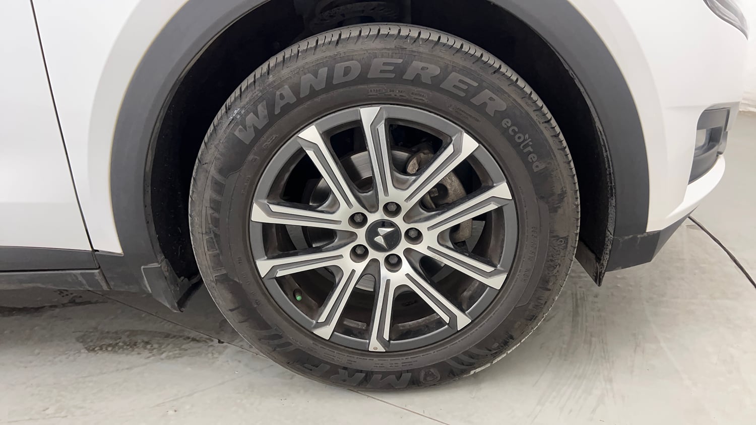 Used 2024 Mahindra XUV700 AX7 Luxury Pack Petrol AT 7 STR Petrol Automatic tyres RIGHT FRONT TYRE RIM VIEW