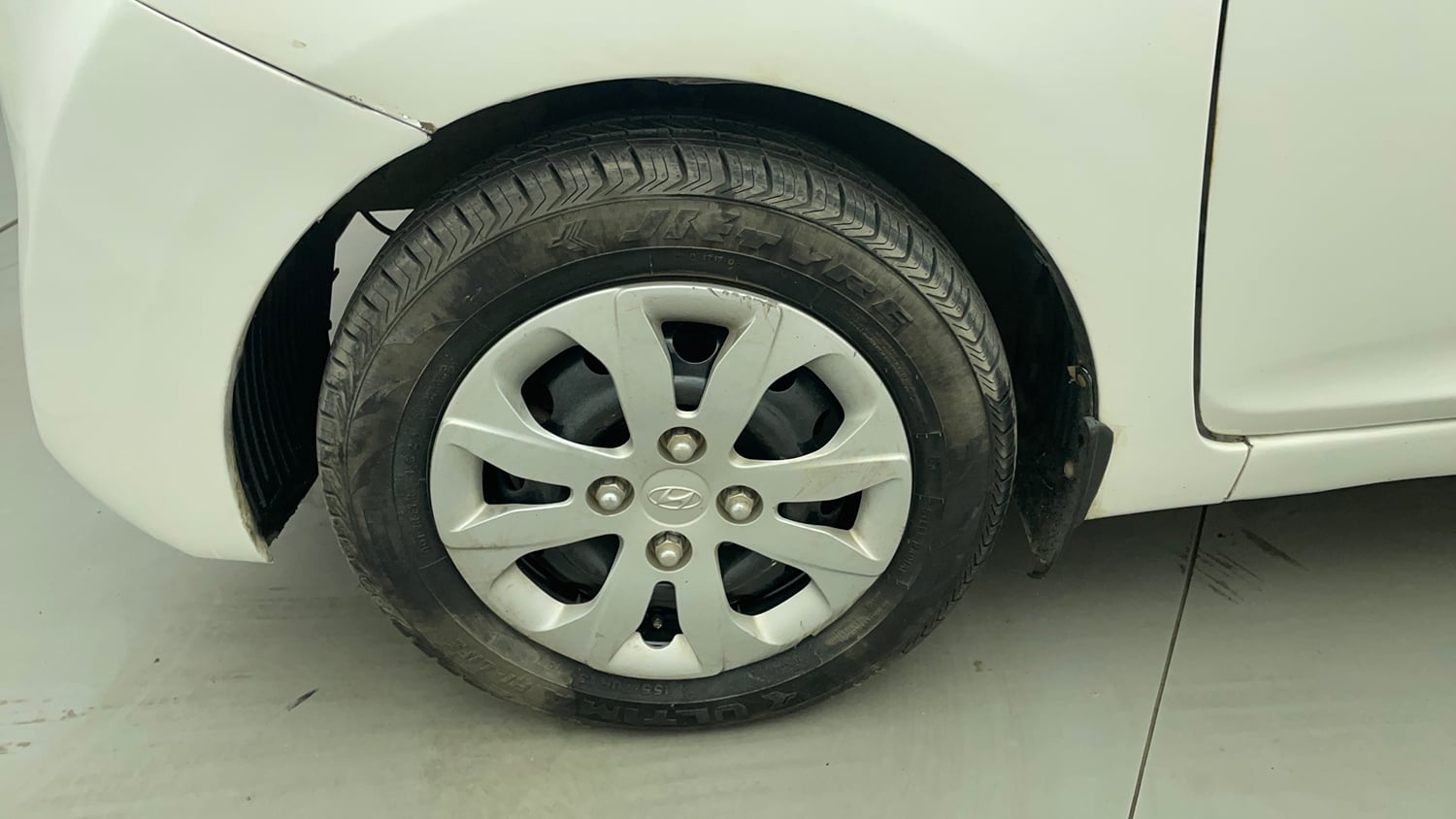 Used 2015 Hyundai Eon Magna + Petrol Manual tyres LEFT FRONT TYRE RIM VIEW