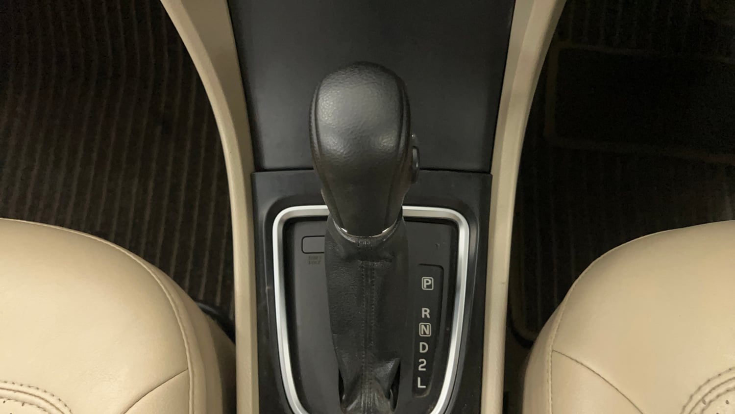 Used 2018 Maruti Suzuki Ciaz Delta 1.4 AT Petrol Automatic interior GEAR  KNOB VIEW