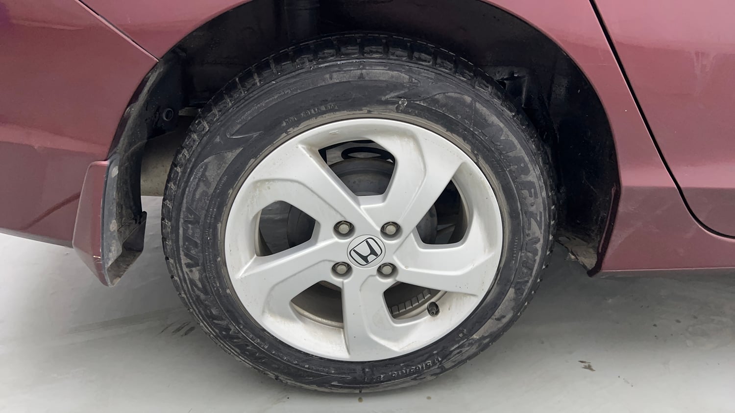 Used 2015 Honda City V Petrol Manual tyres RIGHT REAR TYRE RIM VIEW