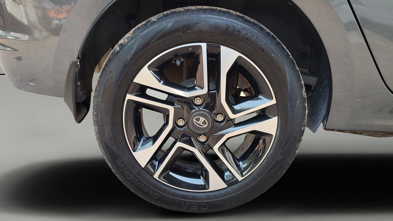 Used 2025 Tata Tigor XZ Plus LUX Petrol Manual tyres RIGHT REAR TYRE RIM VIEW