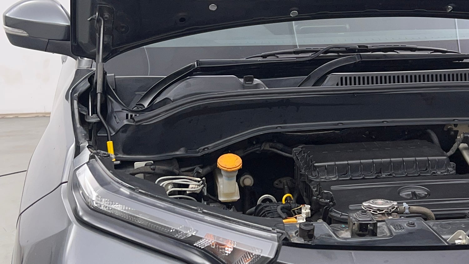 Used 2022 Tata Punch Adventure MT Petrol Manual engine ENGINE RIGHT SIDE HINGE & APRON VIEW