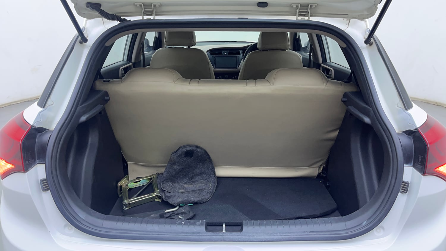 Used 2018 Hyundai Elite i20 Magna Executive 1.4 CRDI Diesel Manual interior DICKY INSIDE VIEW