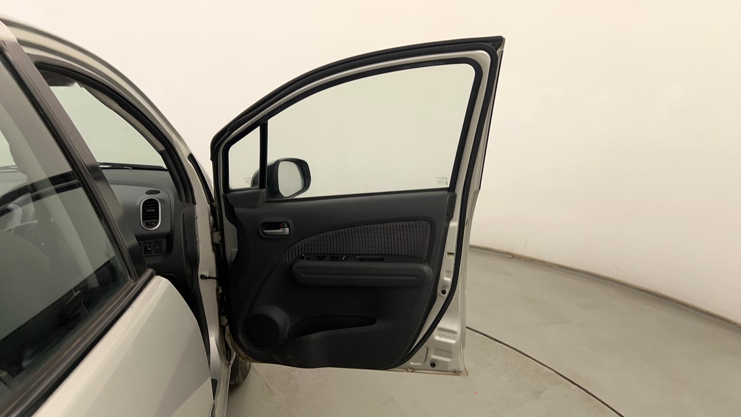 Used 2015 Maruti Suzuki Ritz Zxi BS-IV Petrol Manual interior RIGHT FRONT DOOR OPEN VIEW