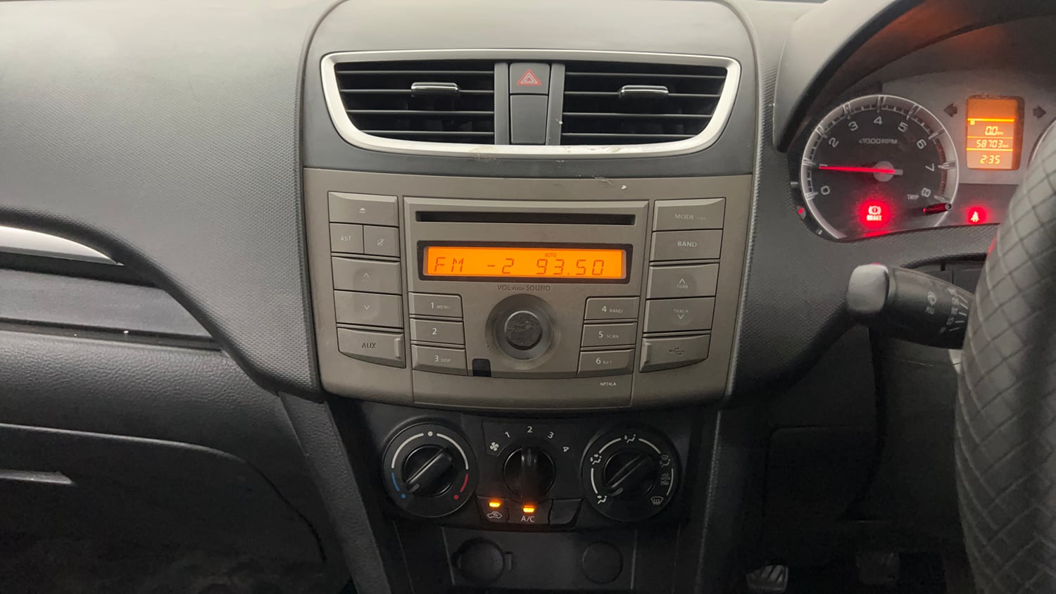 Used 2014 Maruti Suzuki Swift VXi Petrol Manual interior MUSIC SYSTEM & AC CONTROL VIEW
