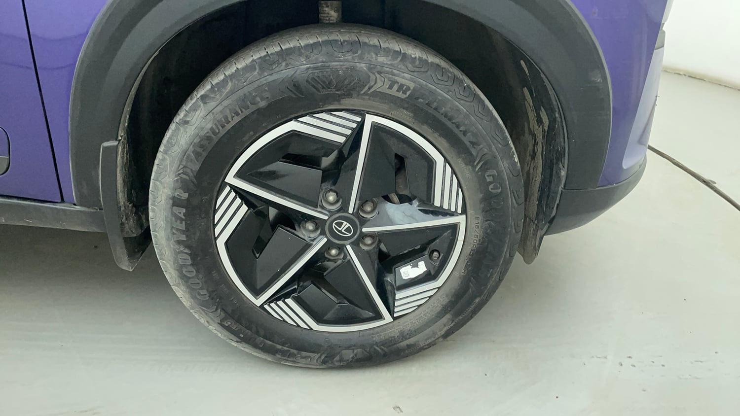 Used 2023 Tata Nexon Fearless Plus S Purple 1.2 Revotron Petrol 7DCA Dual Tone Petrol Automatic tyres RIGHT FRONT TYRE RIM VIEW
