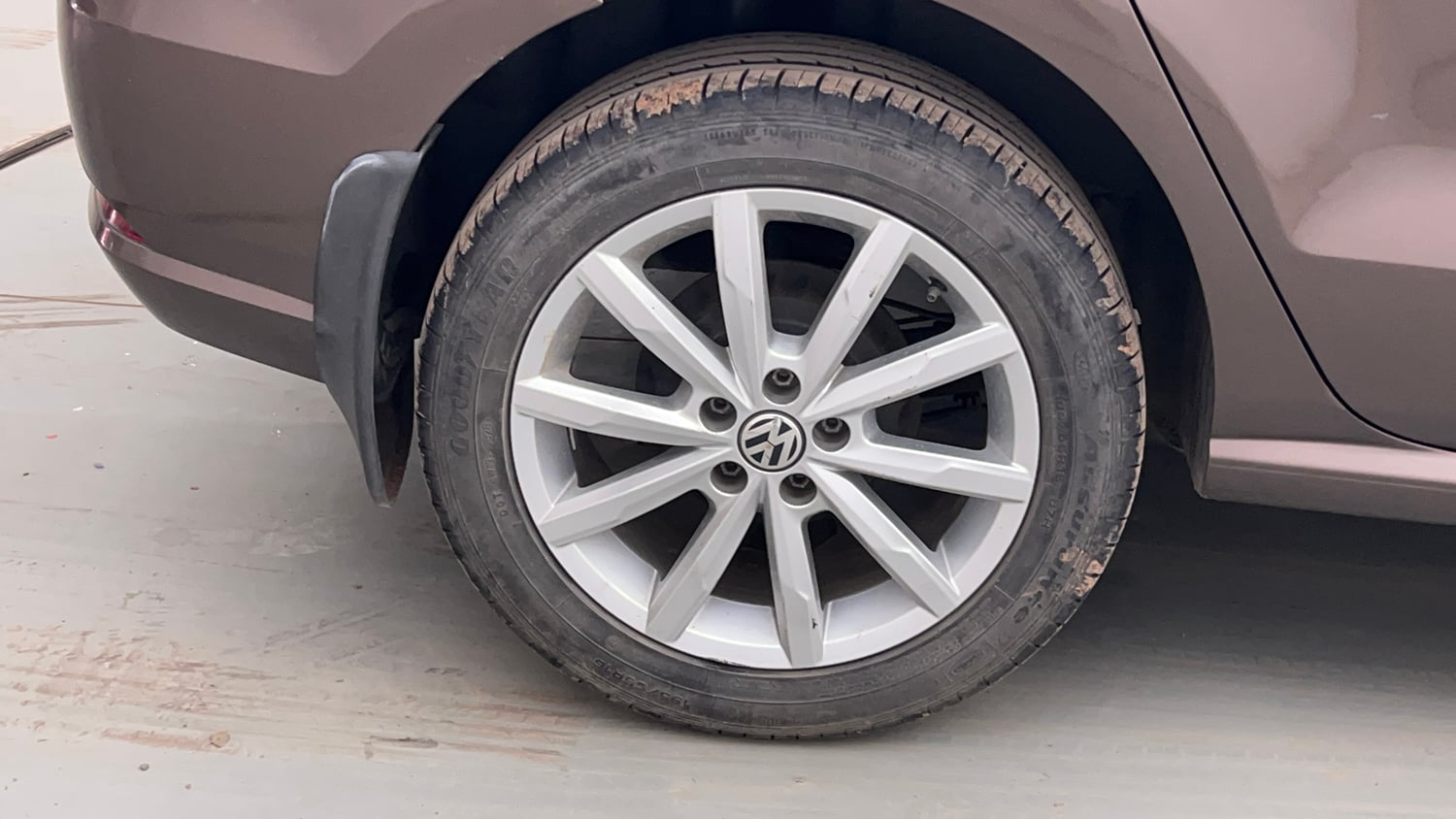 Used 2018 Volkswagen Ameo Highline1.2L Plus (P) 16 Alloy Petrol Manual tyres RIGHT REAR TYRE RIM VIEW