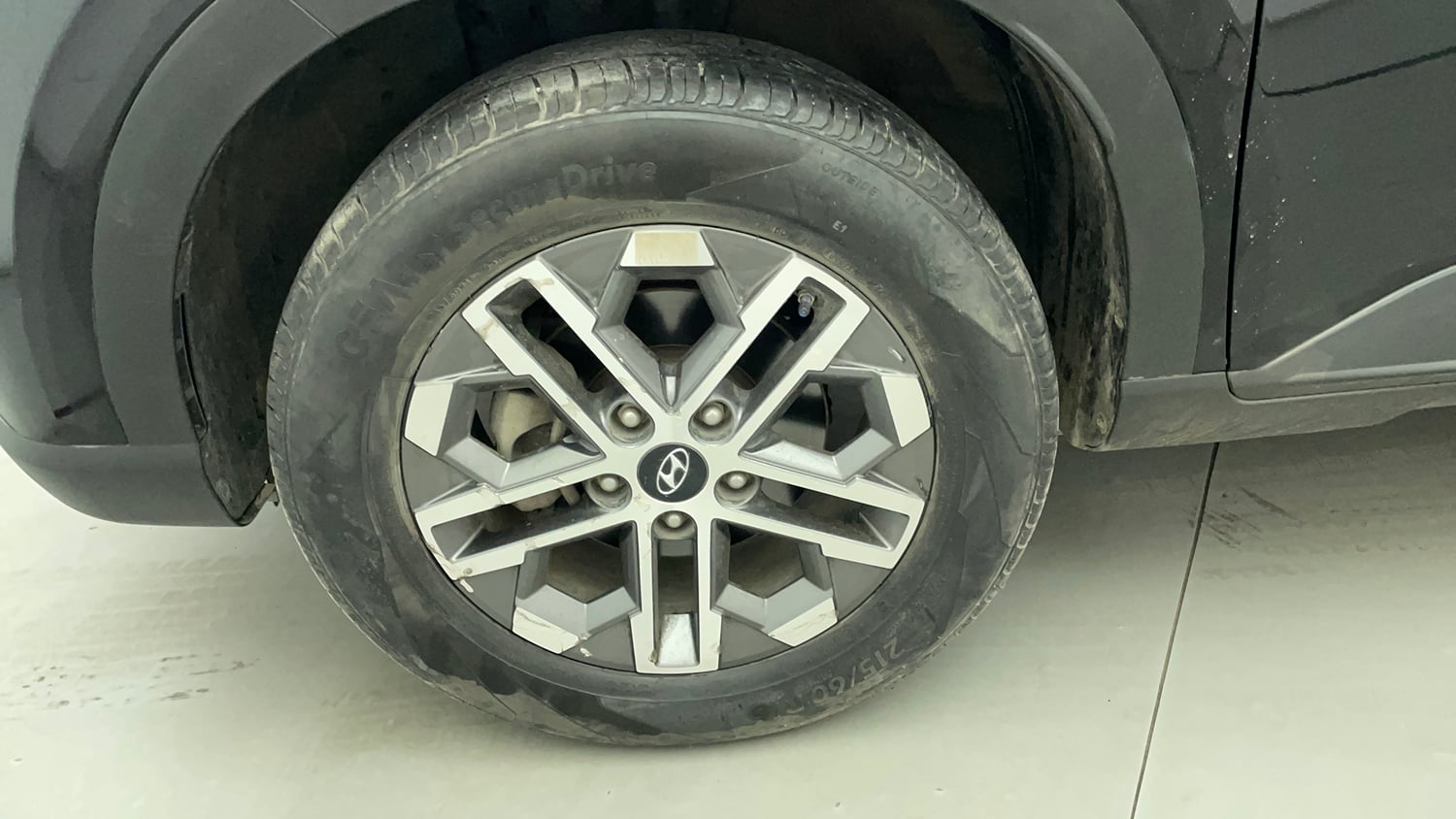 Used 2024 Hyundai Venue SX (O) 1.0 Turbo DCT Petrol Automatic tyres LEFT FRONT TYRE RIM VIEW