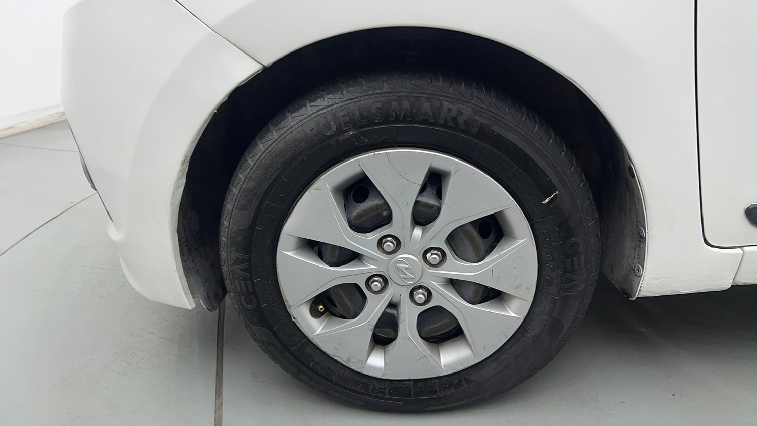 Used 2016 Hyundai Xcent S 1.2 Petrol Manual tyres LEFT FRONT TYRE RIM VIEW