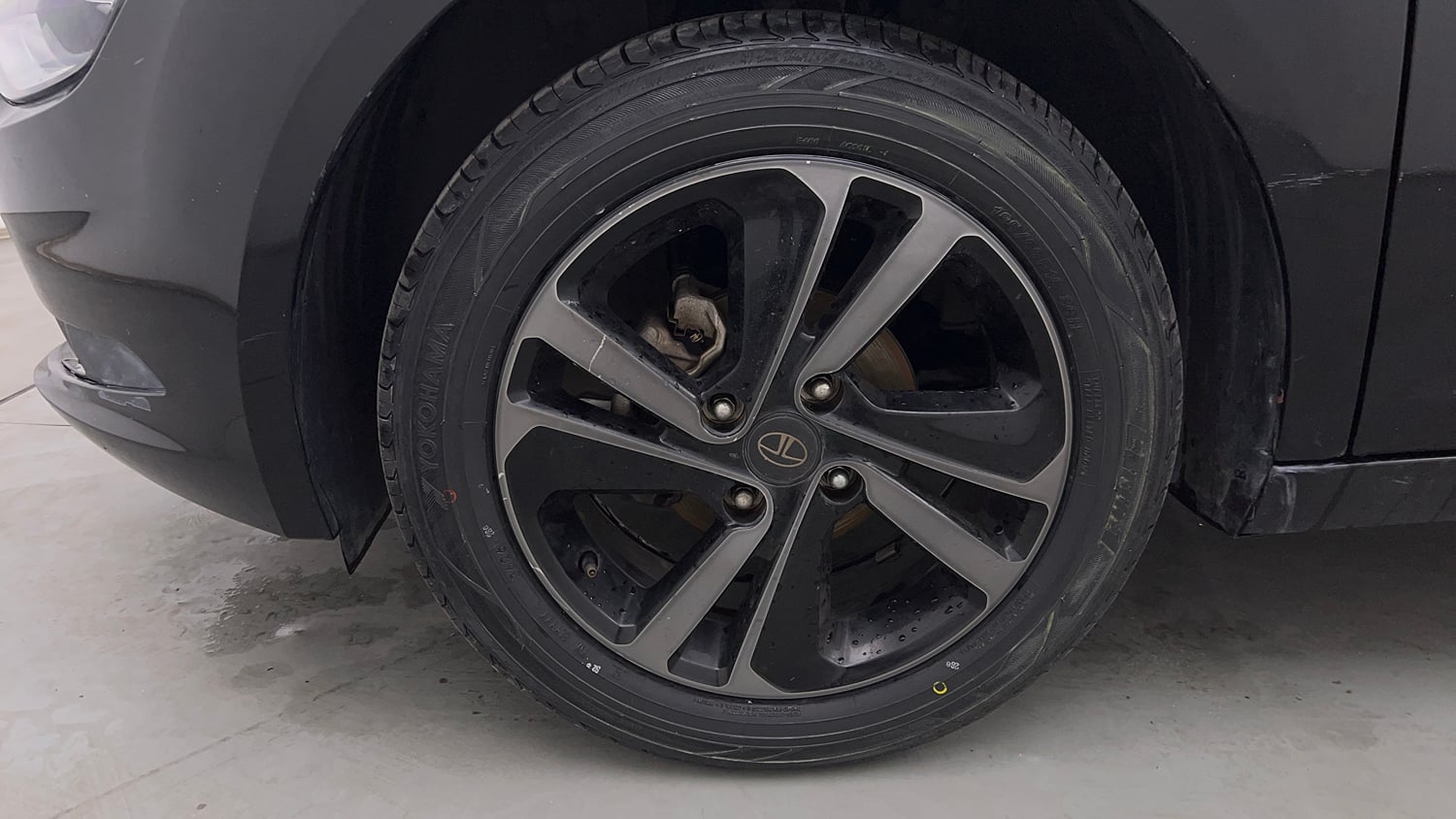 Used 2022 Tata Altroz XZ Plus Petrol Dark Edition Petrol Manual tyres LEFT FRONT TYRE RIM VIEW