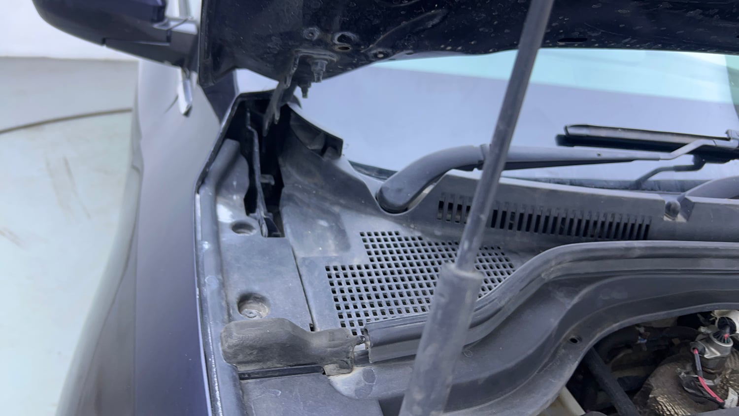 Used 2023 Mahindra XUV700 AX 3 Diesel MT 7 STR Diesel Manual engine ENGINE RIGHT SIDE HINGE & APRON VIEW