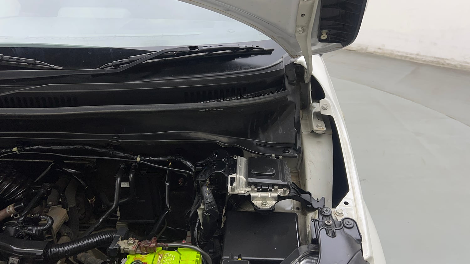 Used 2024 Maruti Suzuki Ignis Sigma 1.2 MT Petrol Manual engine ENGINE LEFT SIDE HINGE & APRON VIEW