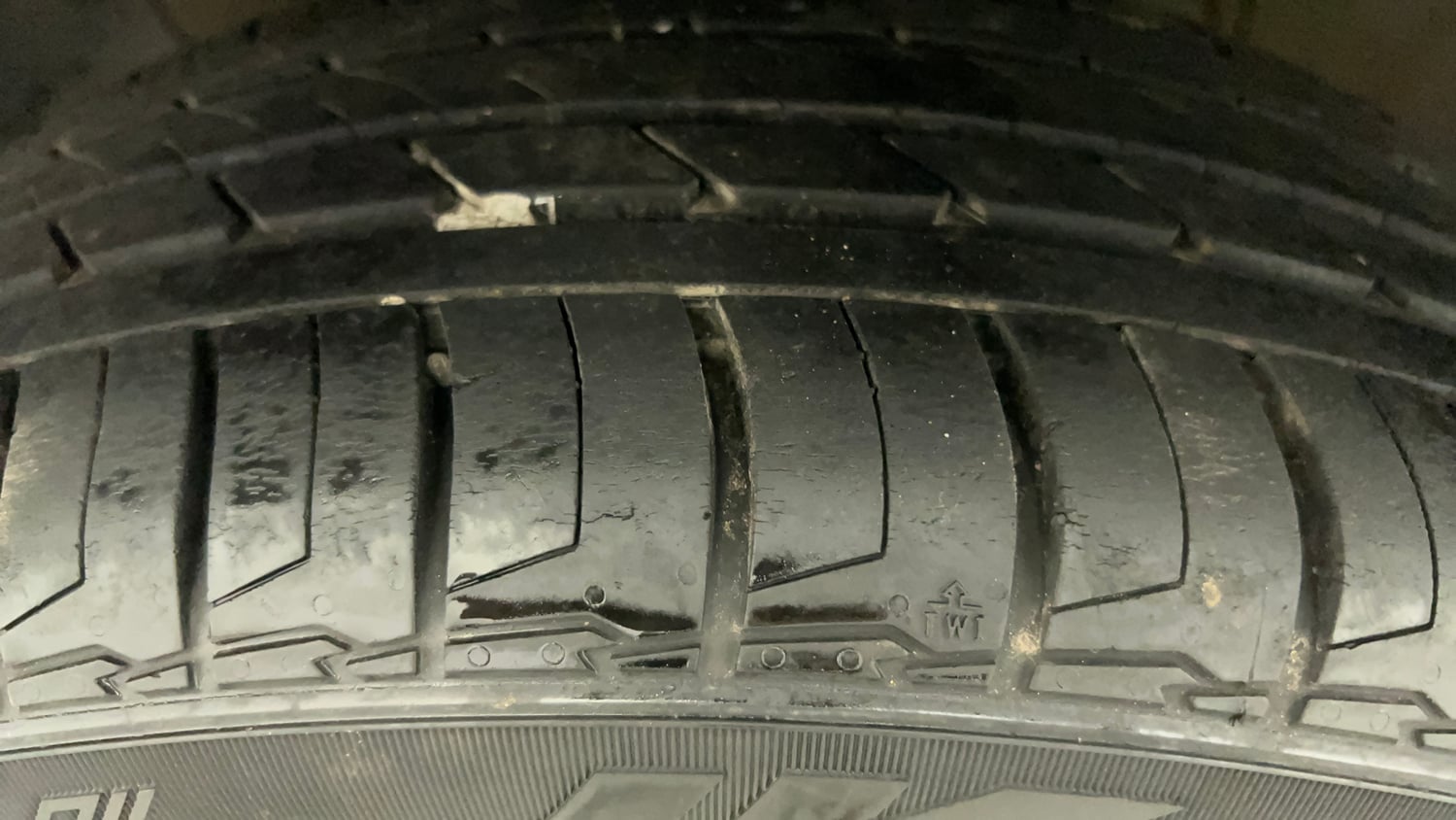 Used 2024 Hyundai Alcazar Signature (O) 7 STR 1.5 Petrol DCT Petrol Automatic tyres LEFT FRONT TYRE TREAD VIEW