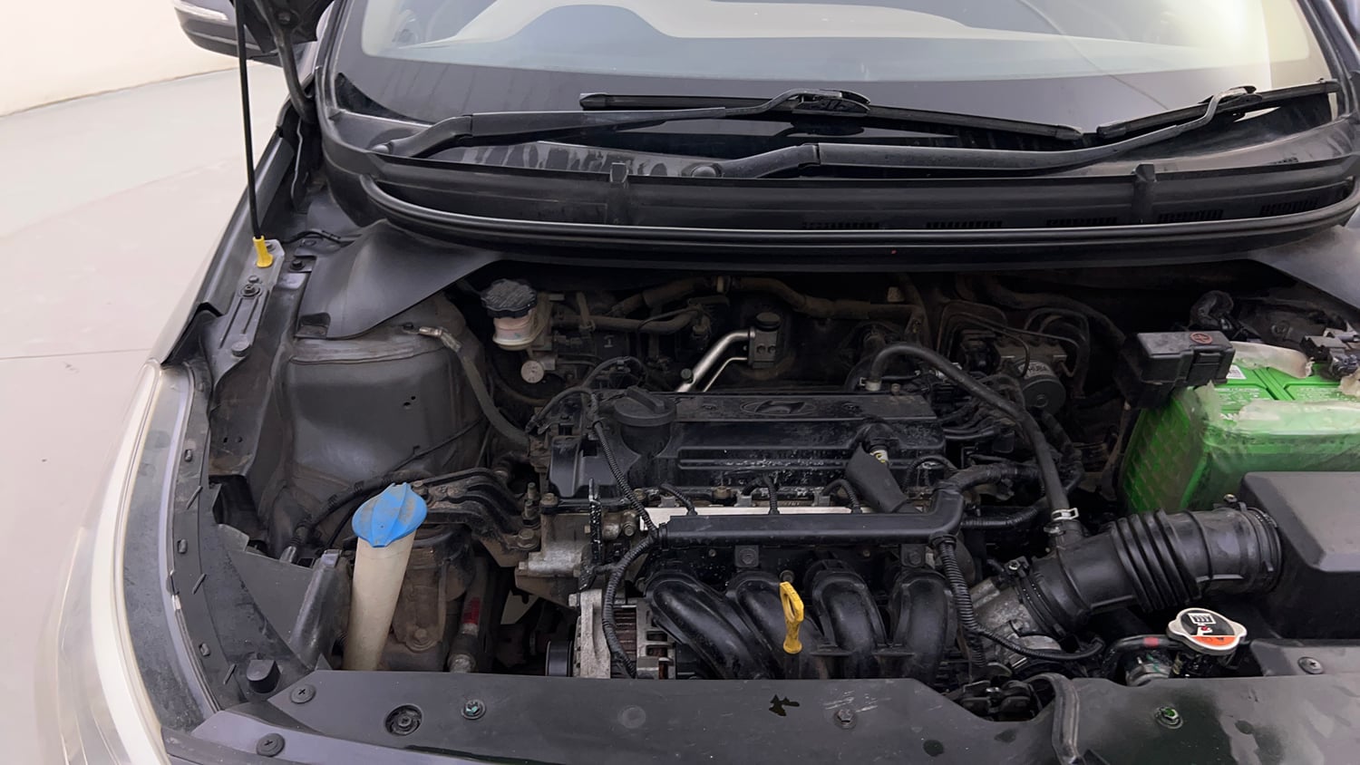 Used 2017 Hyundai Elite i20 Sportz 1.2 Petrol Manual engine ENGINE RIGHT SIDE HINGE & APRON VIEW