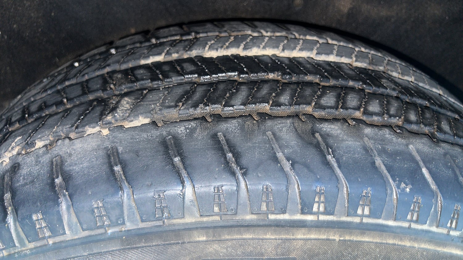 Used 2022 Mahindra Scorpio N Z8 L Petrol AT 7 STR Petrol Automatic tyres RIGHT REAR TYRE TREAD VIEW