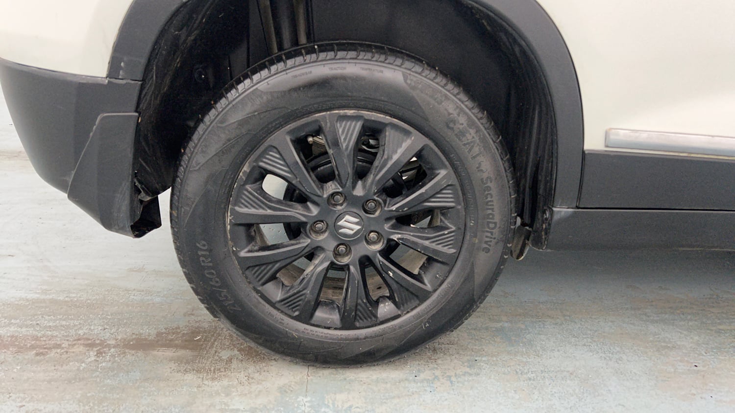Used 2021 maruti-suzuki Vitara Brezza ZXi Petrol Manual tyres RIGHT REAR TYRE RIM VIEW