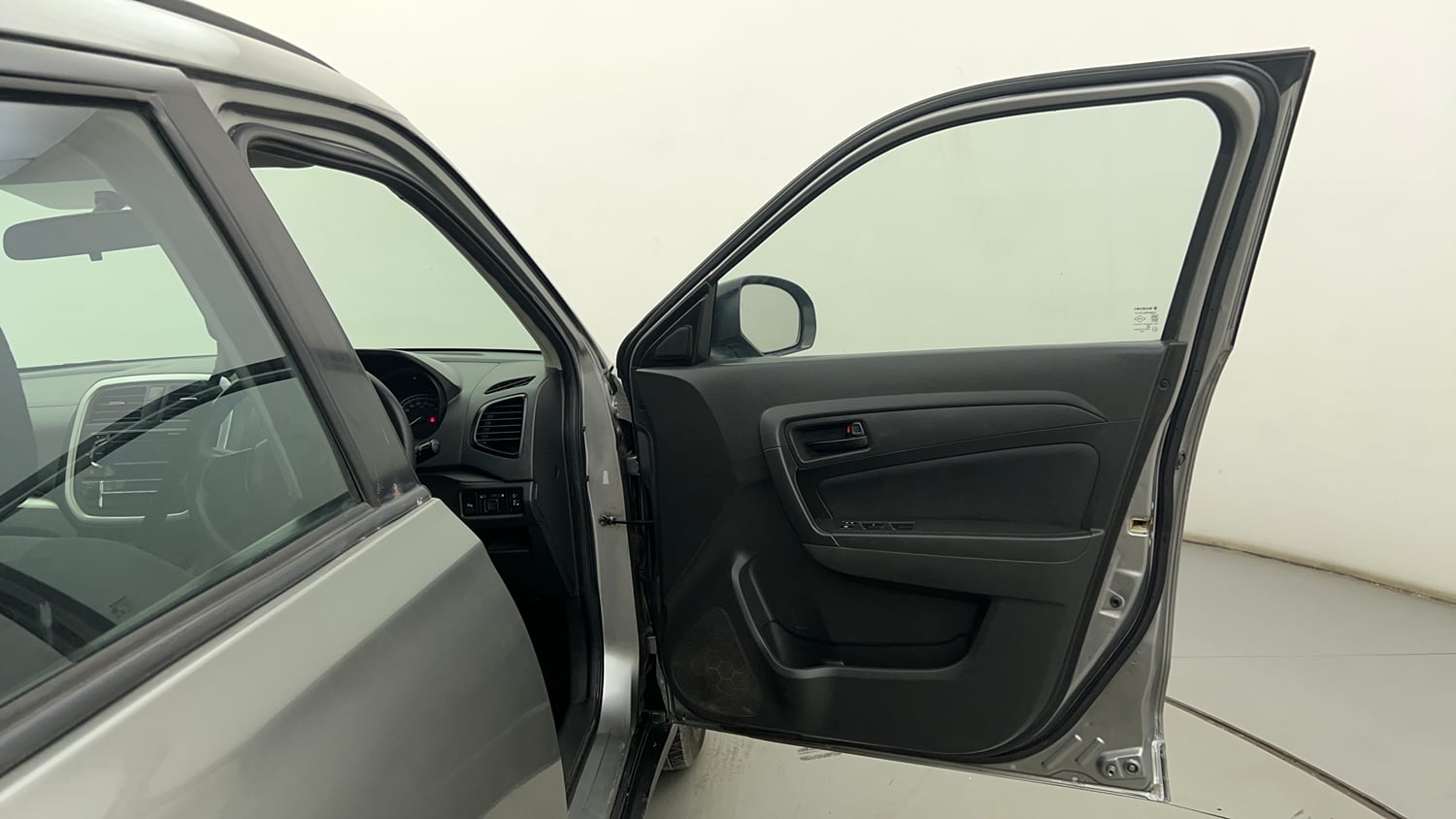 Used 2017 Maruti Suzuki Vitara Brezza [2016-2020] VDi Diesel Manual interior RIGHT FRONT DOOR OPEN VIEW