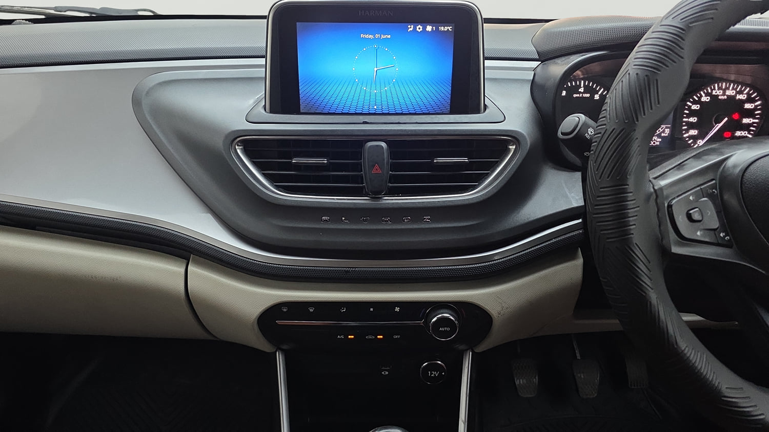 Used 2023 Tata Altroz XZ Diesel Diesel Manual interior MUSIC SYSTEM & AC CONTROL VIEW