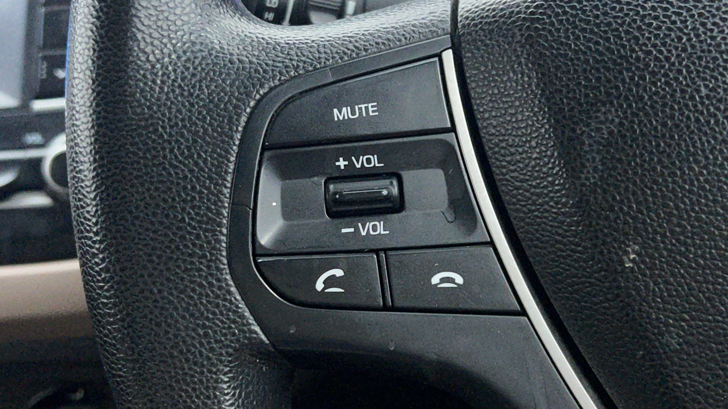 Used 2019 Hyundai Elite i20 Magna Plus 1.2 Petrol Manual top_features Steering mounted controls