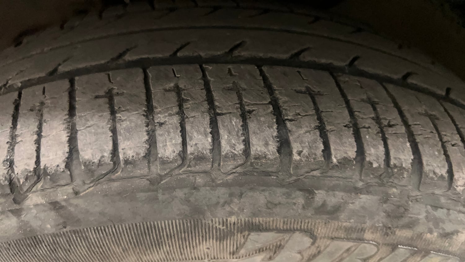 Used 2018 Tata Tigor Revotron XZA Petrol Automatic tyres LEFT FRONT TYRE TREAD VIEW