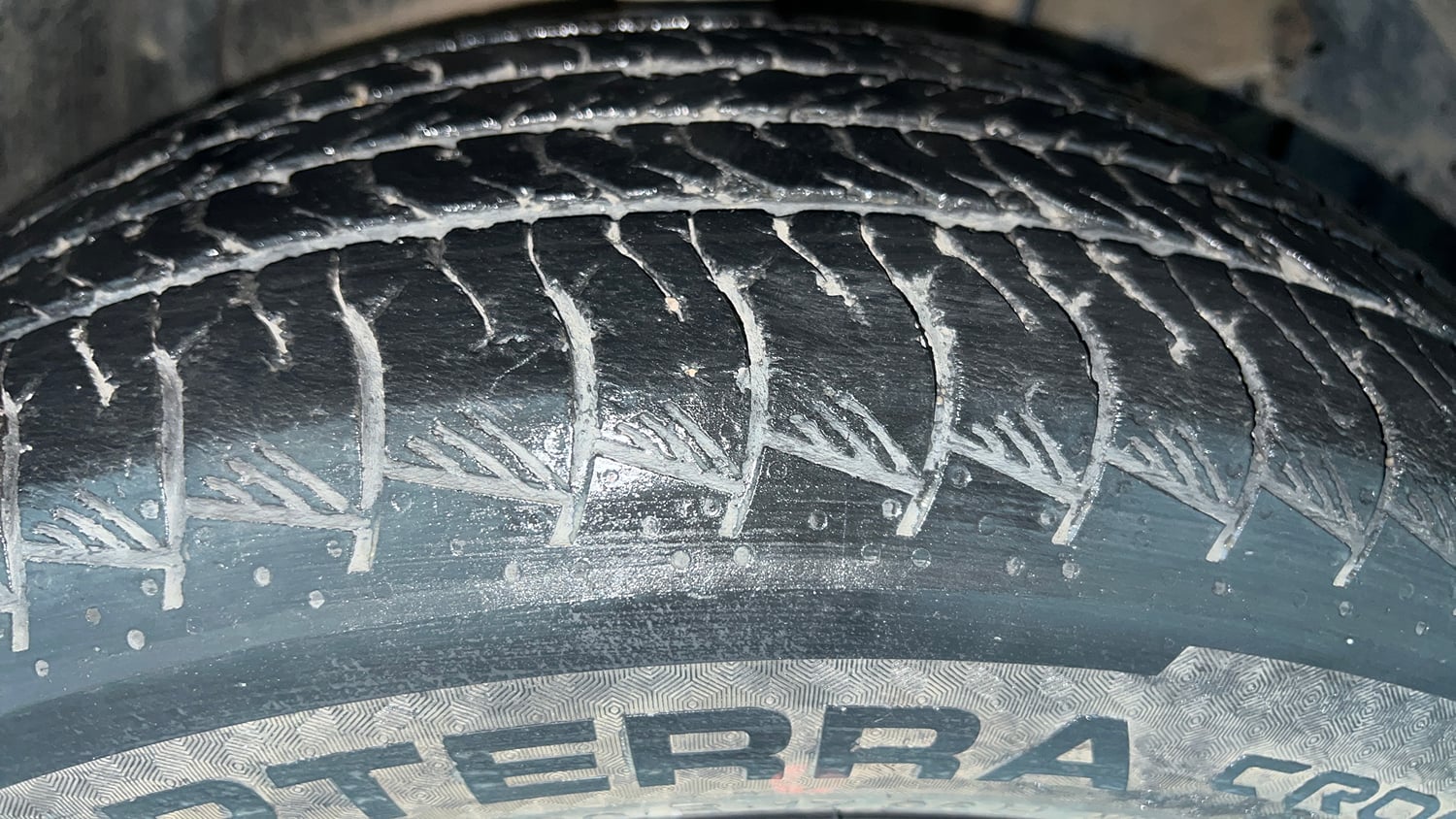 Used 2023 Maruti Suzuki Grand Vitara Alpha Plus Intelligent Hybrid eCVT Hybrid Automatic tyres RIGHT FRONT TYRE TREAD VIEW