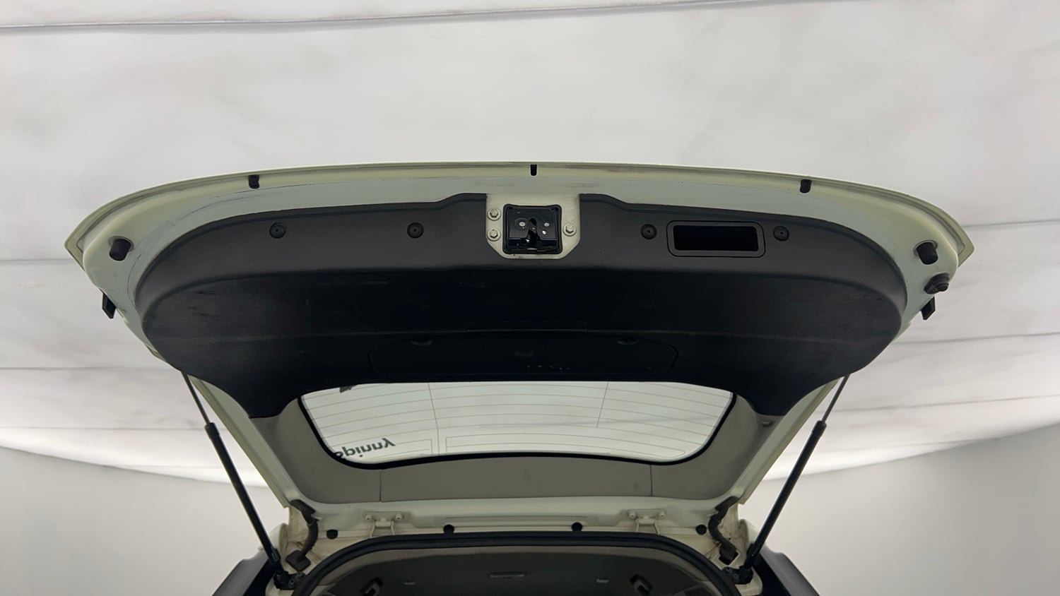 Used 2018 Mahindra XUV500 W7 AT Diesel Automatic interior DICKY DOOR OPEN VIEW