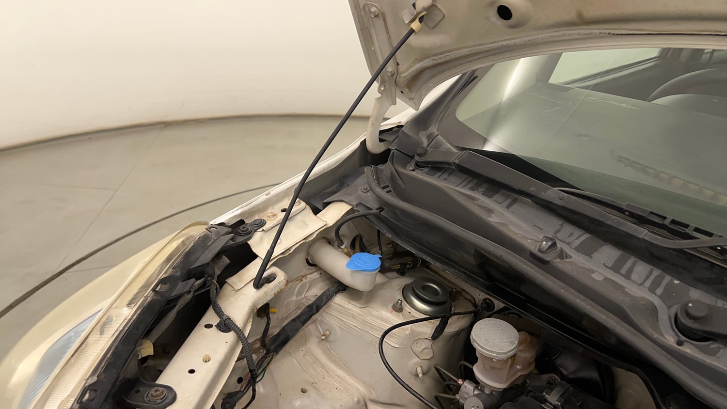 Used 2012 Maruti Suzuki Wagon R 1.0 VXi Petrol Manual engine ENGINE RIGHT SIDE HINGE & APRON VIEW