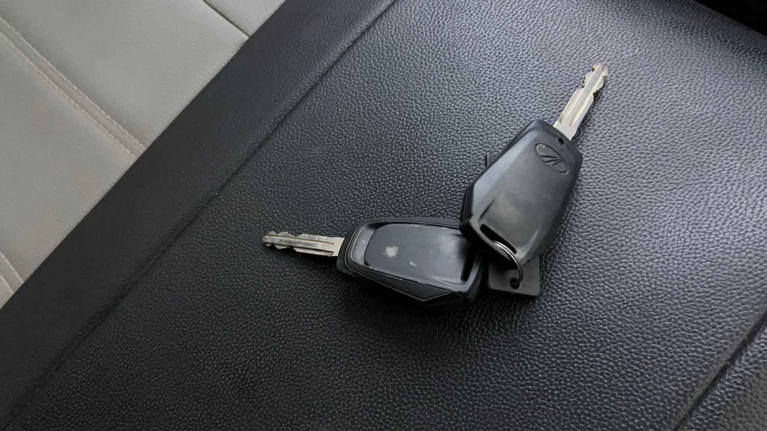 Used 2017 Mahindra KUV100 K4 6 STR Petrol Manual extra CAR KEY VIEW
