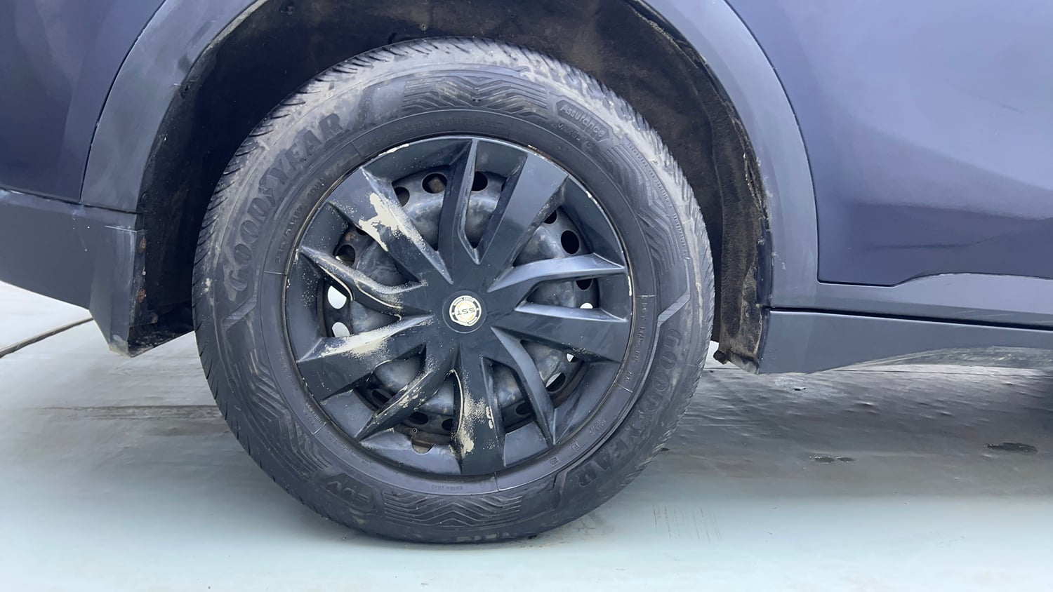 Used 2023 Mahindra XUV700 AX 3 Diesel MT 7 STR Diesel Manual tyres RIGHT REAR TYRE RIM VIEW