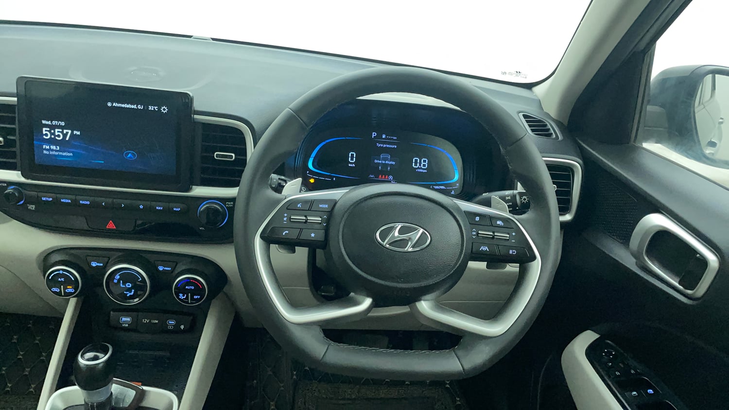 Used 2024 Hyundai Venue SX (O) 1.0 Turbo DCT Petrol Automatic interior STEERING VIEW