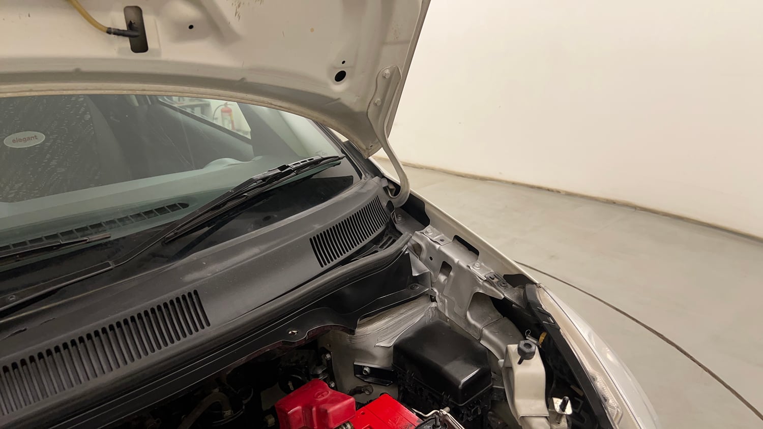 Used 2015 Maruti Suzuki Ritz Zxi BS-IV Petrol Manual engine ENGINE LEFT SIDE HINGE & APRON VIEW