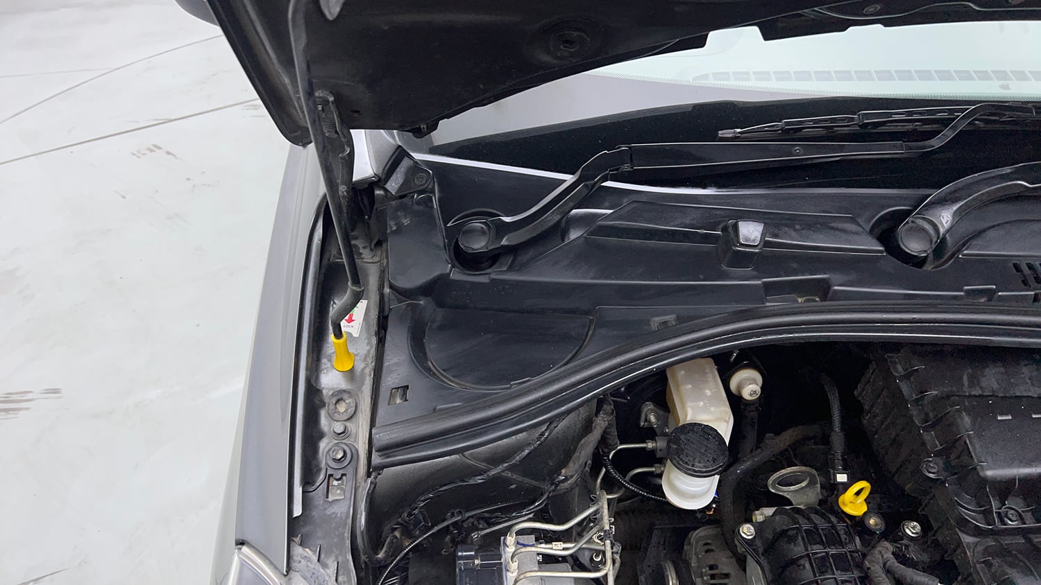 Used 2021 Tata Tigor XZ Plus Petrol Manual engine ENGINE RIGHT SIDE HINGE & APRON VIEW