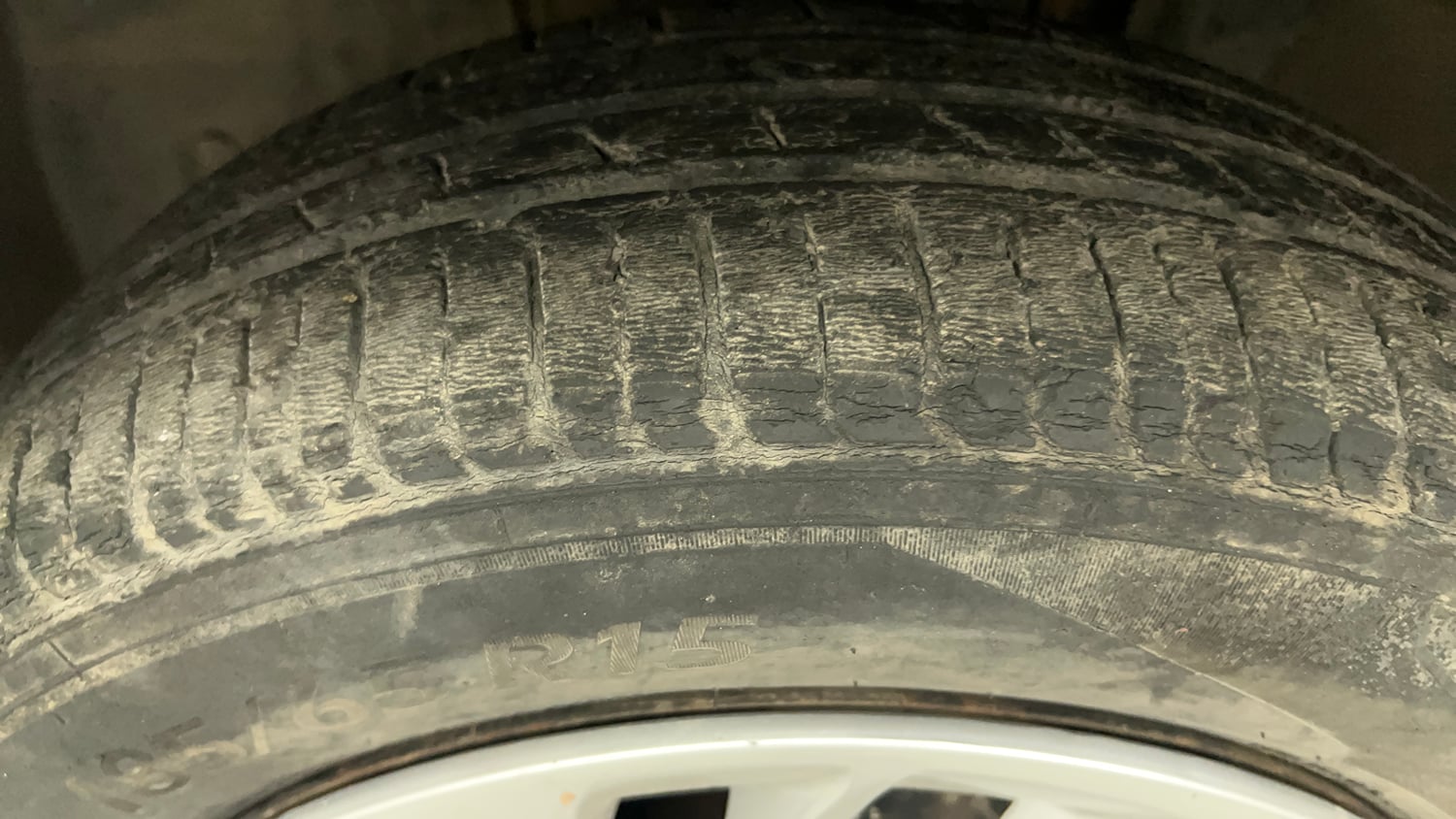 Used 2021 Renault Triber RXZ EASY-R AMT Petrol Automatic tyres LEFT FRONT TYRE TREAD VIEW
