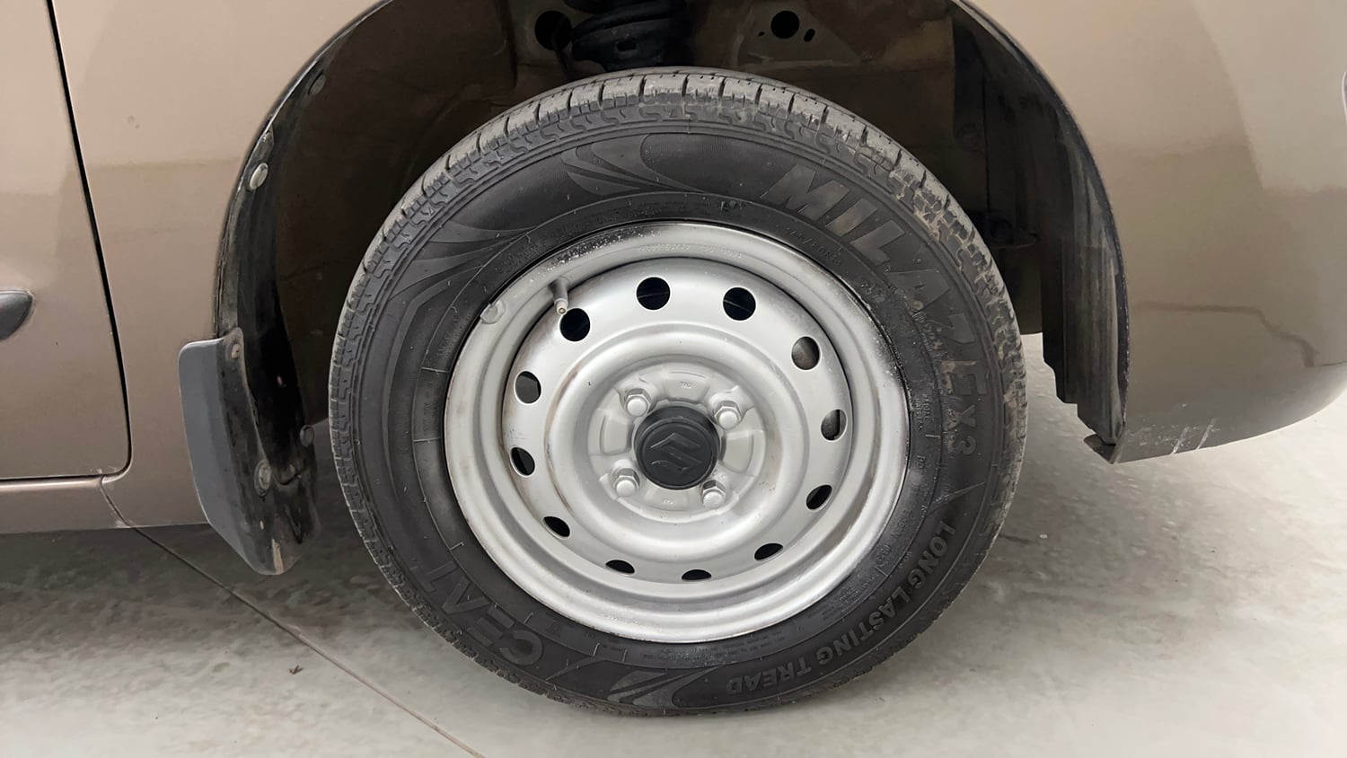 Used 2015 Maruti Suzuki Wagon R LXI CNG Cng Manual tyres RIGHT FRONT TYRE RIM VIEW