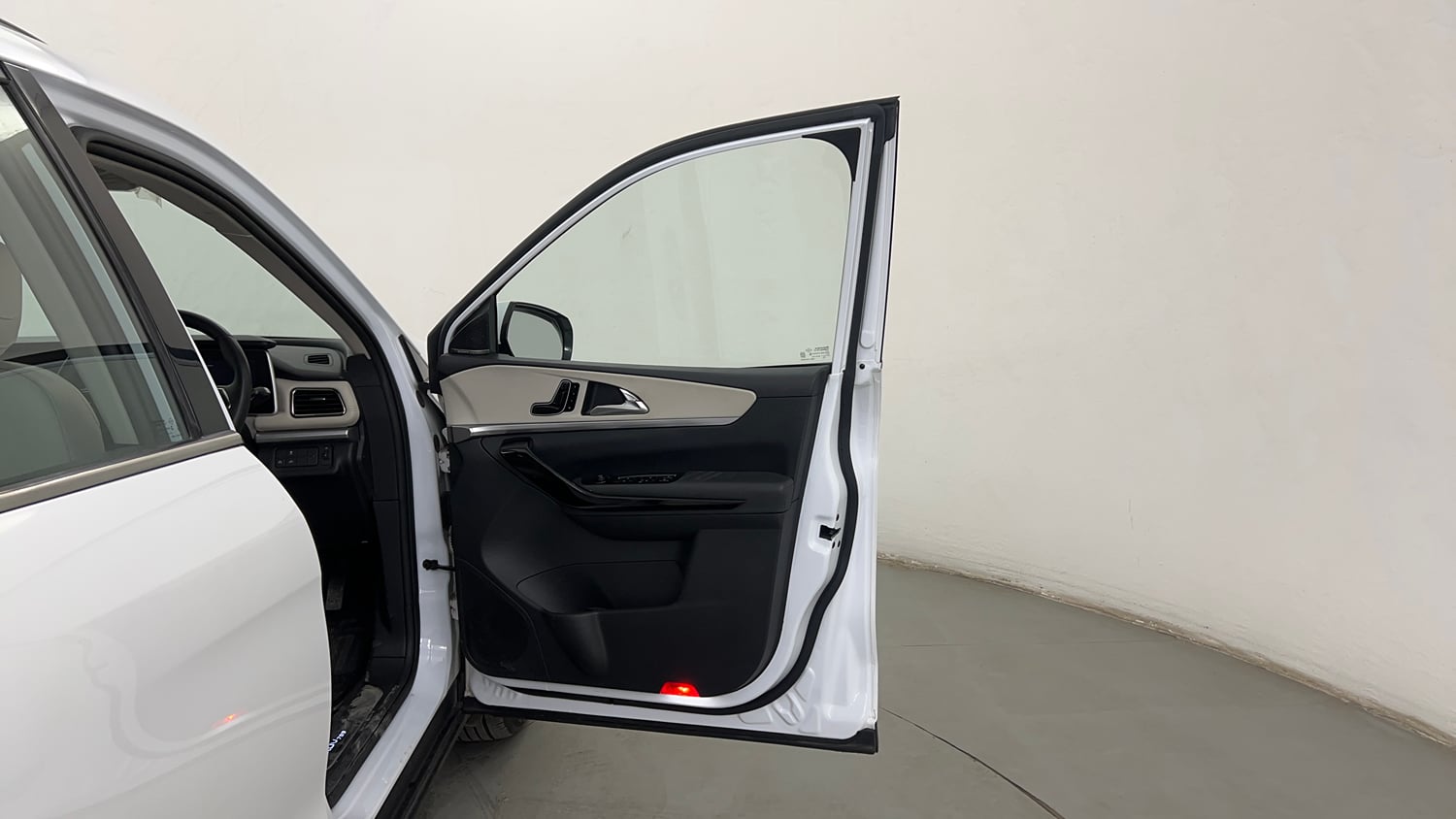 Used 2024 Mahindra XUV700 AX7 Luxury Pack Petrol AT 7 STR Petrol Automatic interior RIGHT FRONT DOOR OPEN VIEW