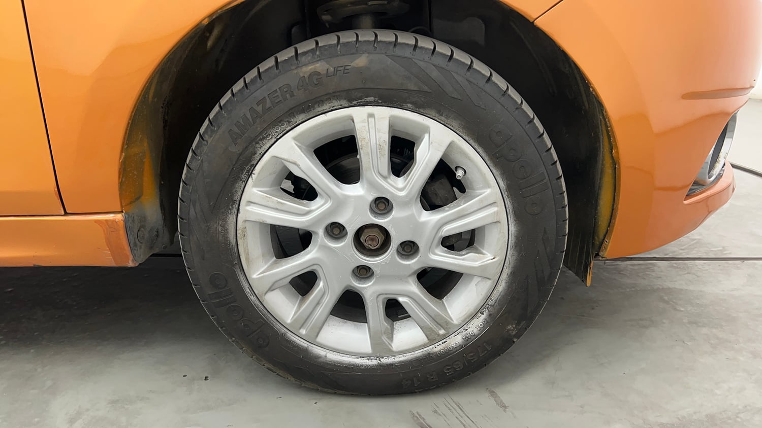 Used 2016 Tata Tiago Revotron XZ Petrol Manual tyres RIGHT FRONT TYRE RIM VIEW