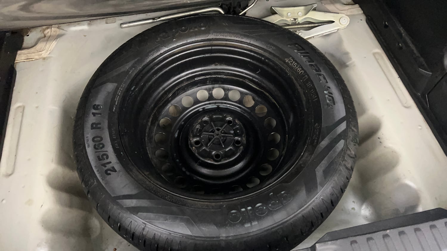 Used 2021 maruti-suzuki Vitara Brezza ZXi Petrol Manual tyres SPARE TYRE VIEW
