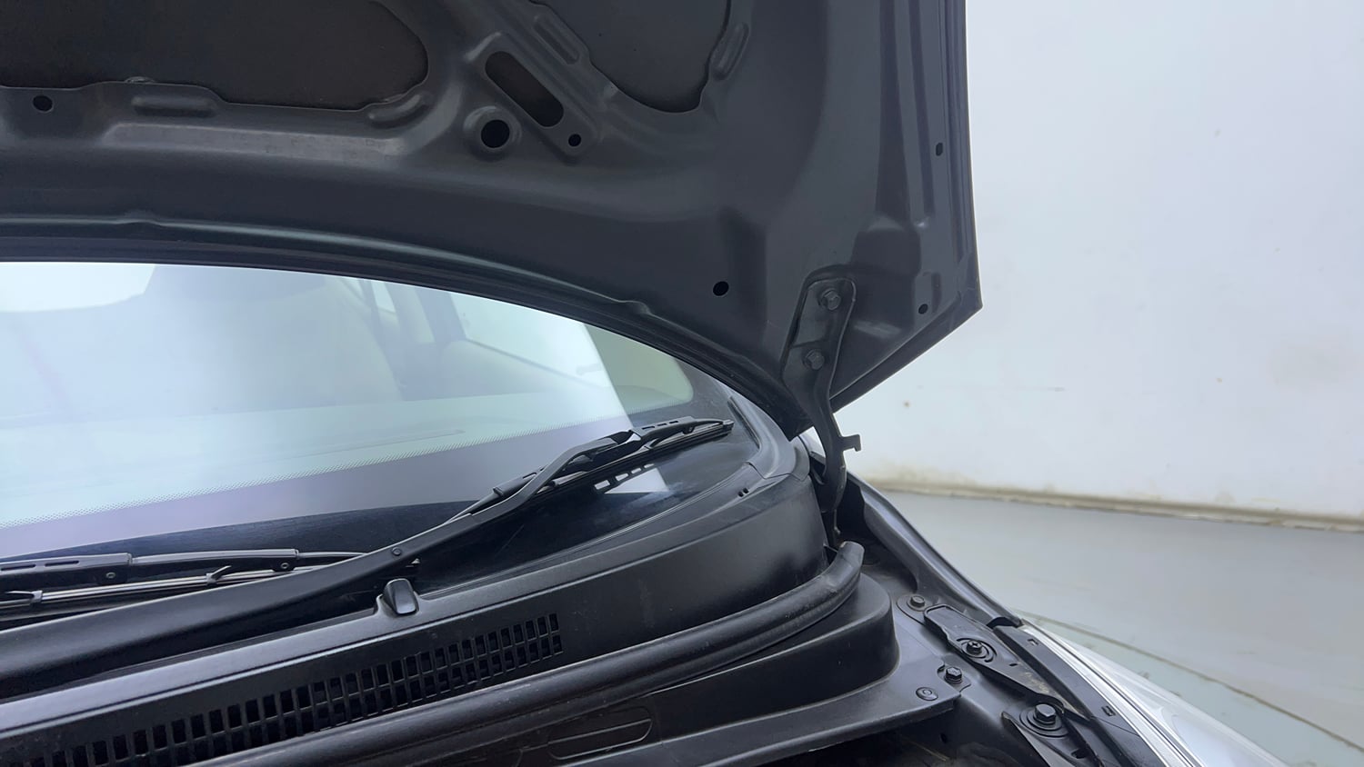Used 2016 Hyundai i10 Sportz 1.1 iRDE2 Petrol Manual engine ENGINE LEFT SIDE HINGE & APRON VIEW