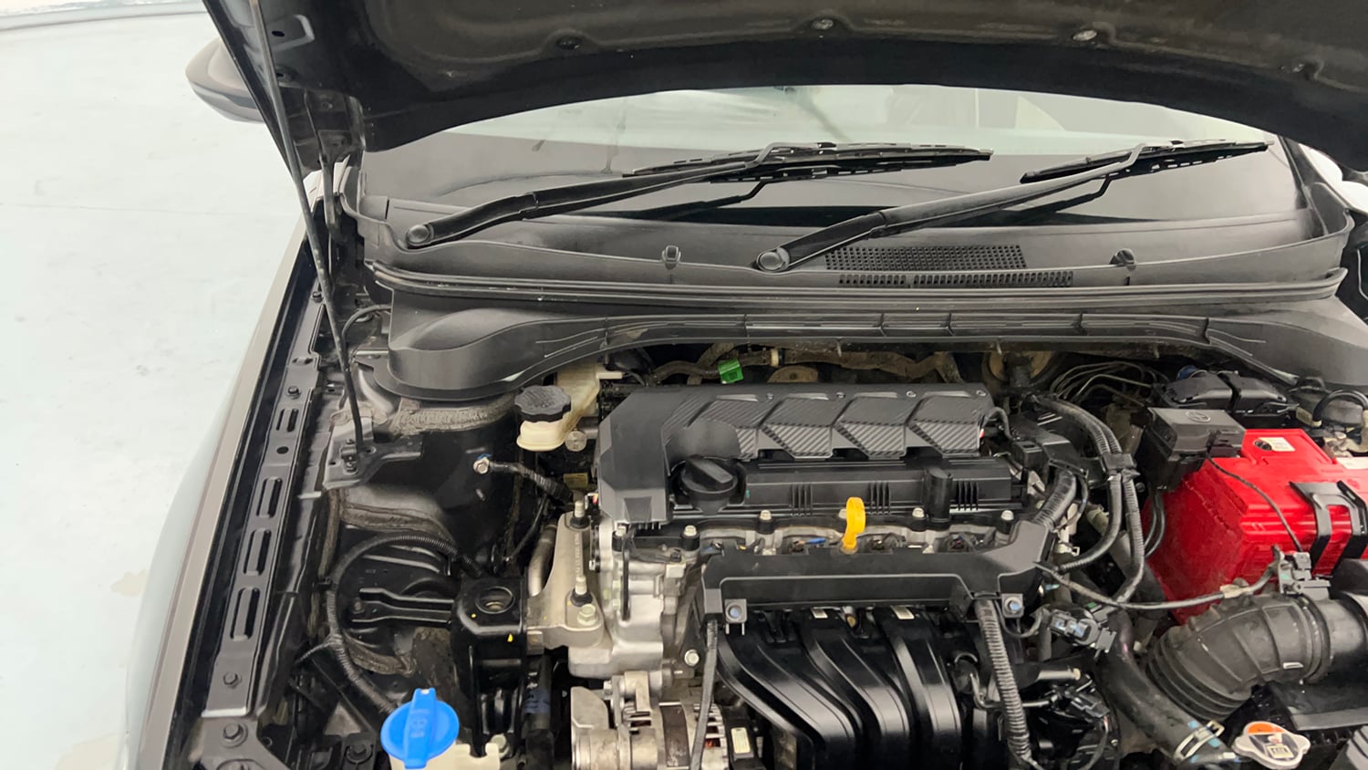 Used 2023 Hyundai Verna SX 1.5 Petrol MT Petrol Manual engine ENGINE RIGHT SIDE HINGE & APRON VIEW