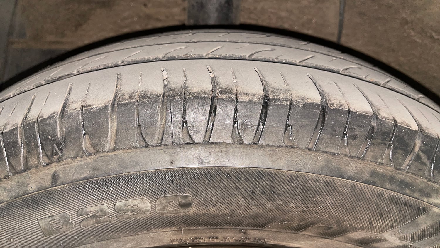 Used 2015 Hyundai Grand i10 Asta 1.2 Kappa VTVT Petrol Manual tyres RIGHT REAR TYRE TREAD VIEW