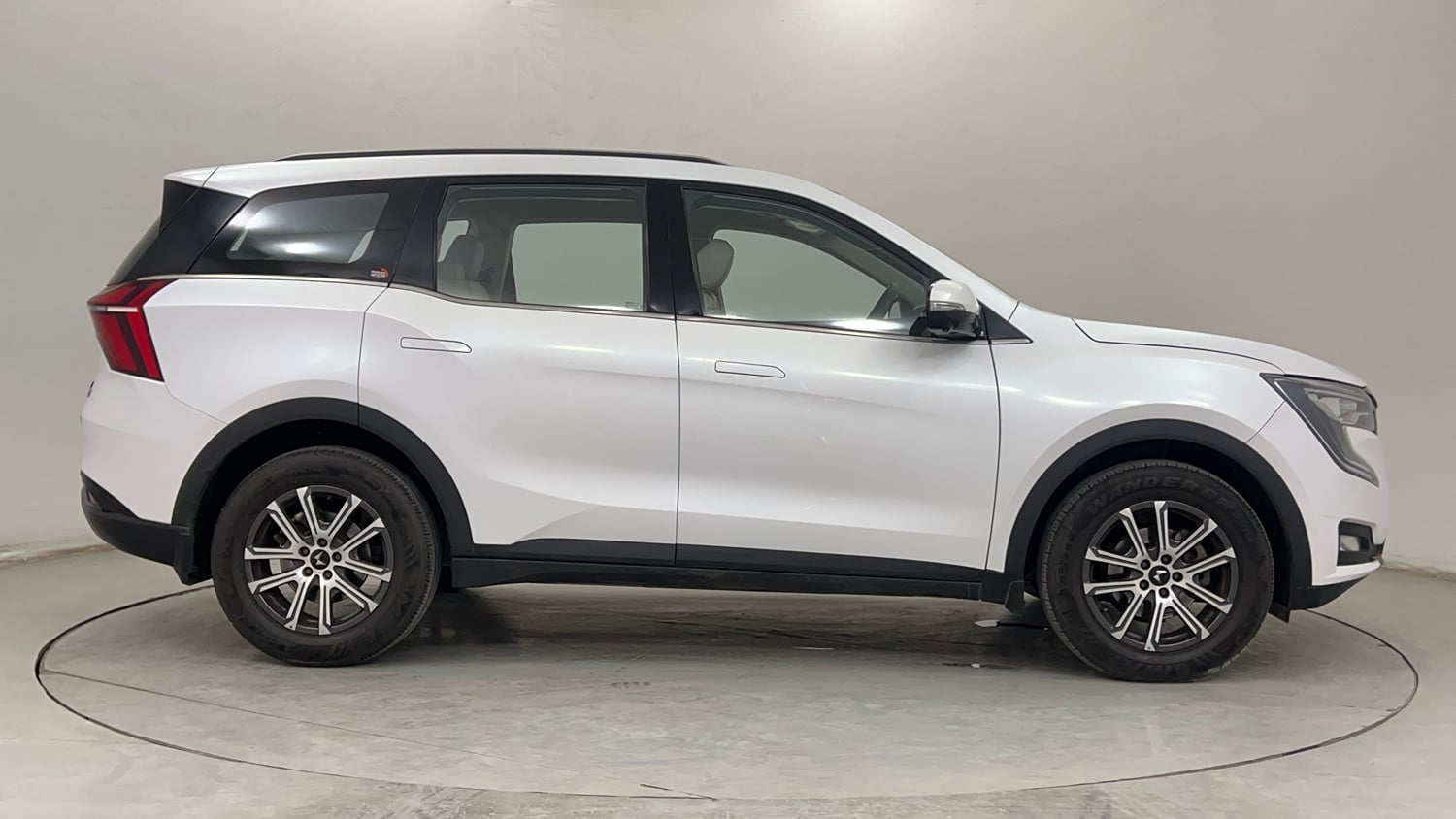 Used 2024 Mahindra XUV700 AX7 Luxury Pack Petrol AT 7 STR Petrol Automatic exterior RIGHT SIDE VIEW
