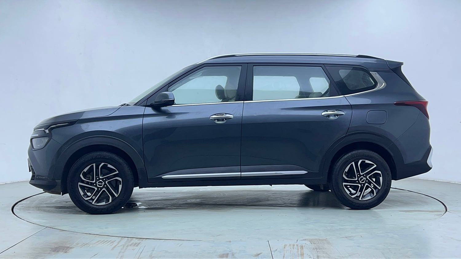 Used 2022 Kia Carens Luxury 1.4 Petrol 7 STR Petrol Manual exterior LEFT SIDE VIEW