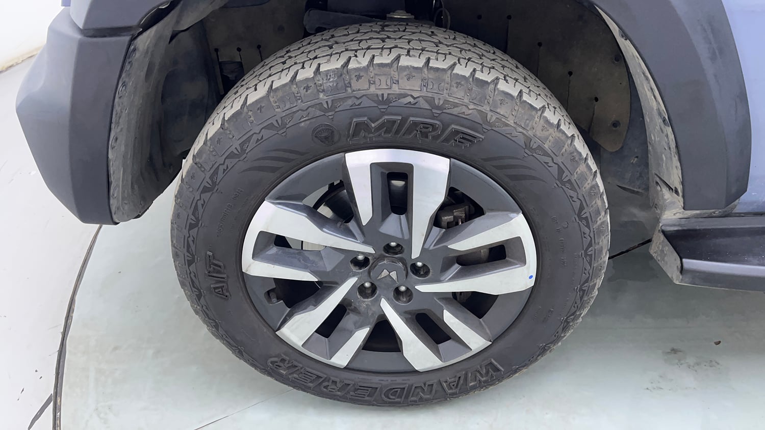 Used 2026 Mahindra Thar Roxx AX7 L Diesel AT 2WD Diesel Automatic tyres LEFT FRONT TYRE RIM VIEW