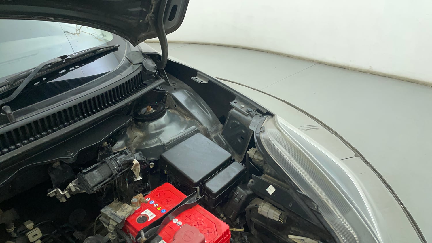 Used 2019 Maruti Suzuki Baleno Delta Petrol Manual engine ENGINE LEFT SIDE HINGE & APRON VIEW
