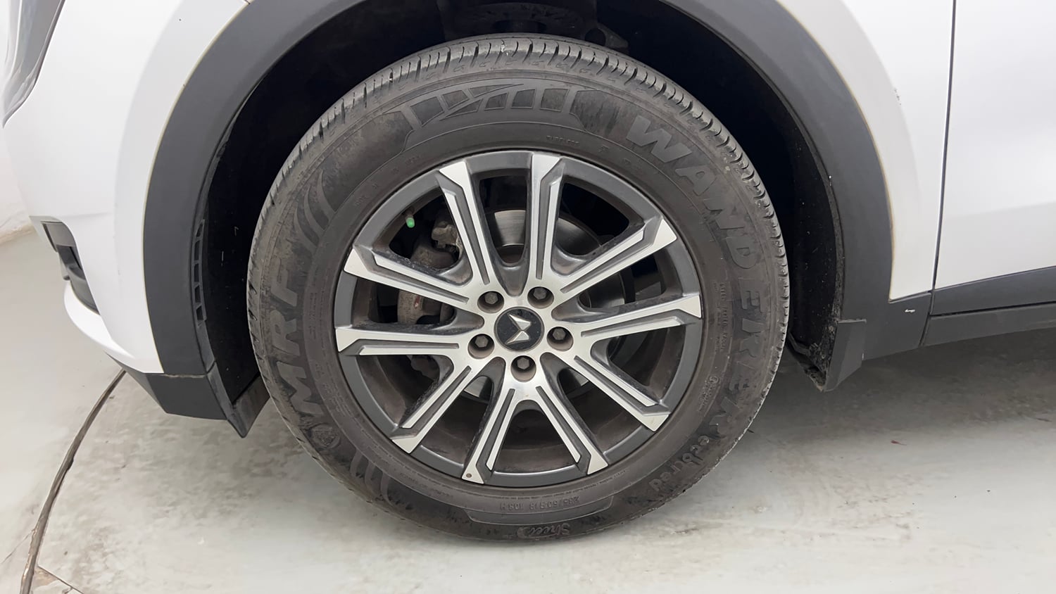Used 2024 Mahindra XUV700 AX7 Luxury Pack Petrol AT 7 STR Petrol Automatic tyres LEFT FRONT TYRE RIM VIEW