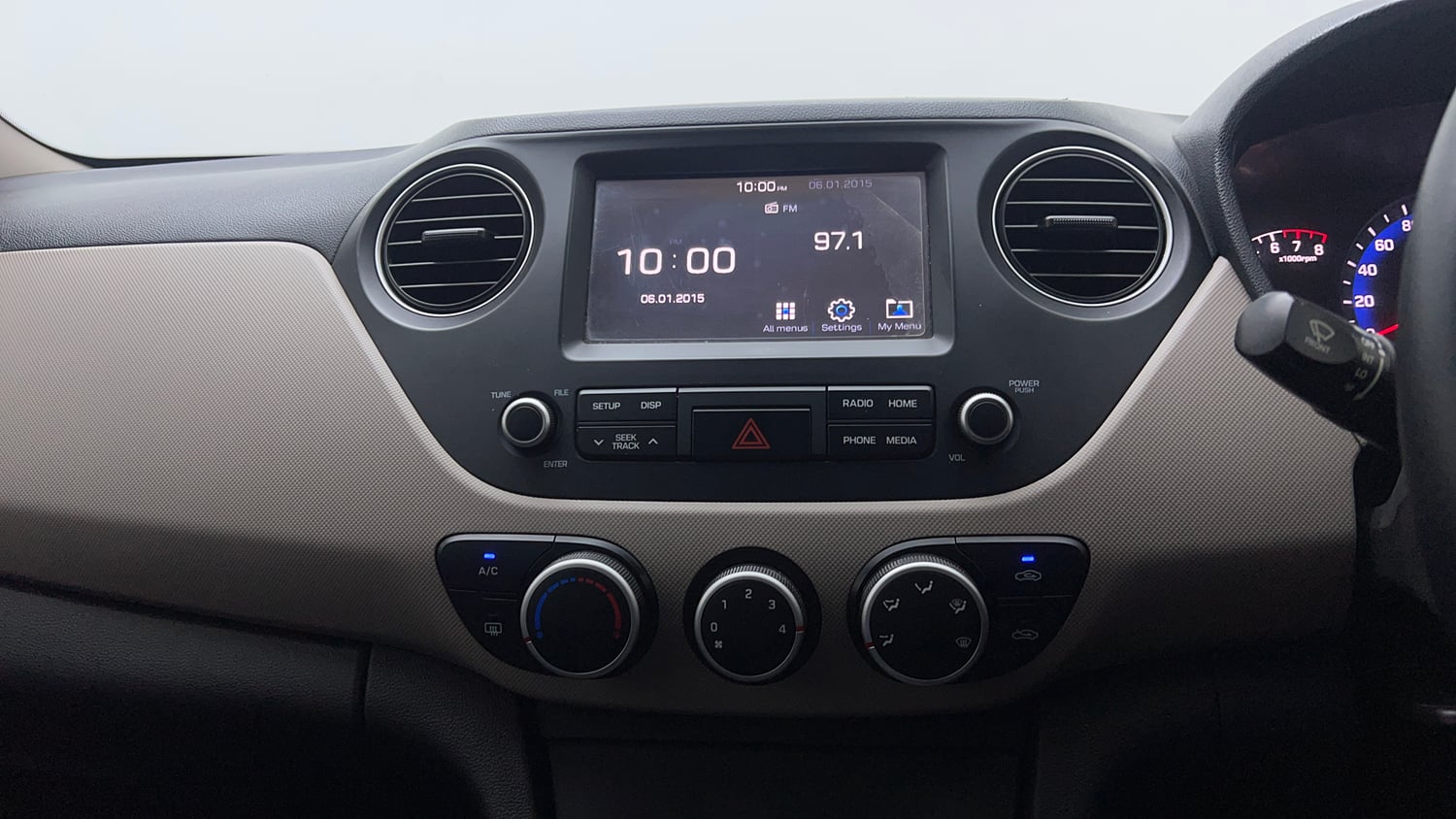 Used 2019 Hyundai Xcent SX Petrol Manual top_features Touch screen infotainment system